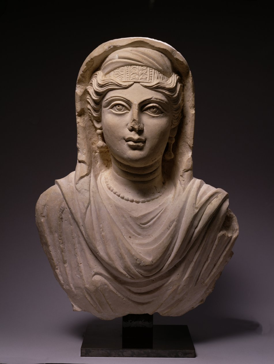 Vrouwelijke buste, uit Palmyra, midden 2e eeuw na Christus door Syrian