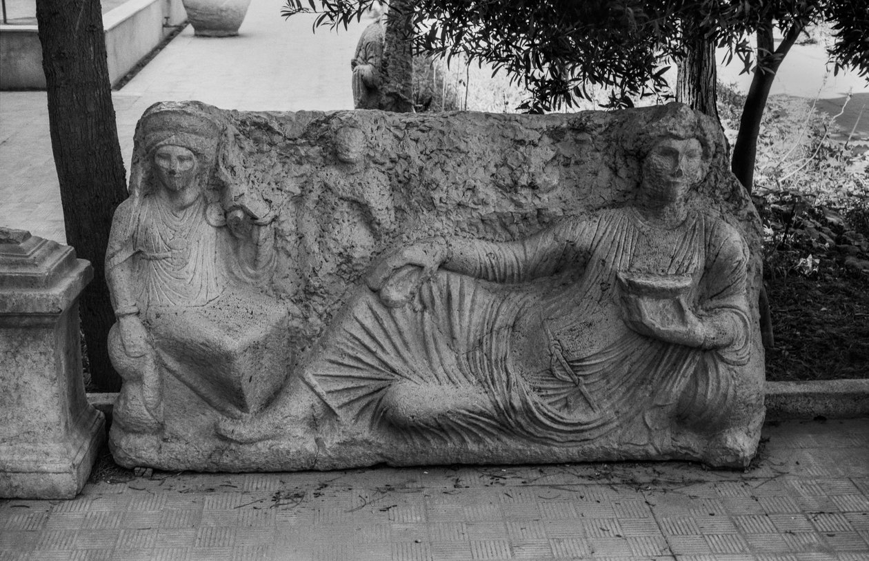 Sarcophagus reliëf dat een dodemaaltijd uitbeeldt (steen) door Syrian