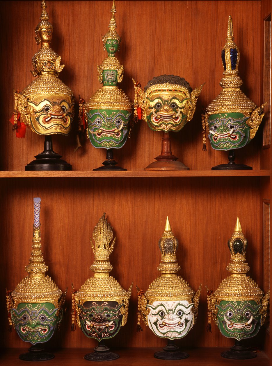 Maskers voor Khon-theater (keramiek en metaal) door Thai School