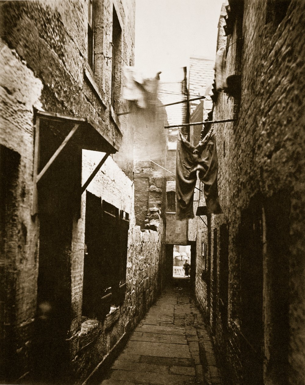 Close, 101 High Street, Glasgow, c.1878 door Thomas Annan