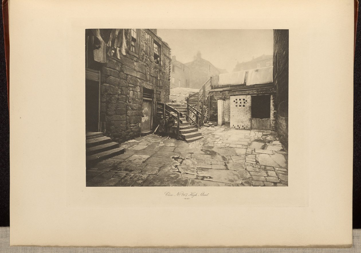 Close nr. 267 High Street door Thomas Annan