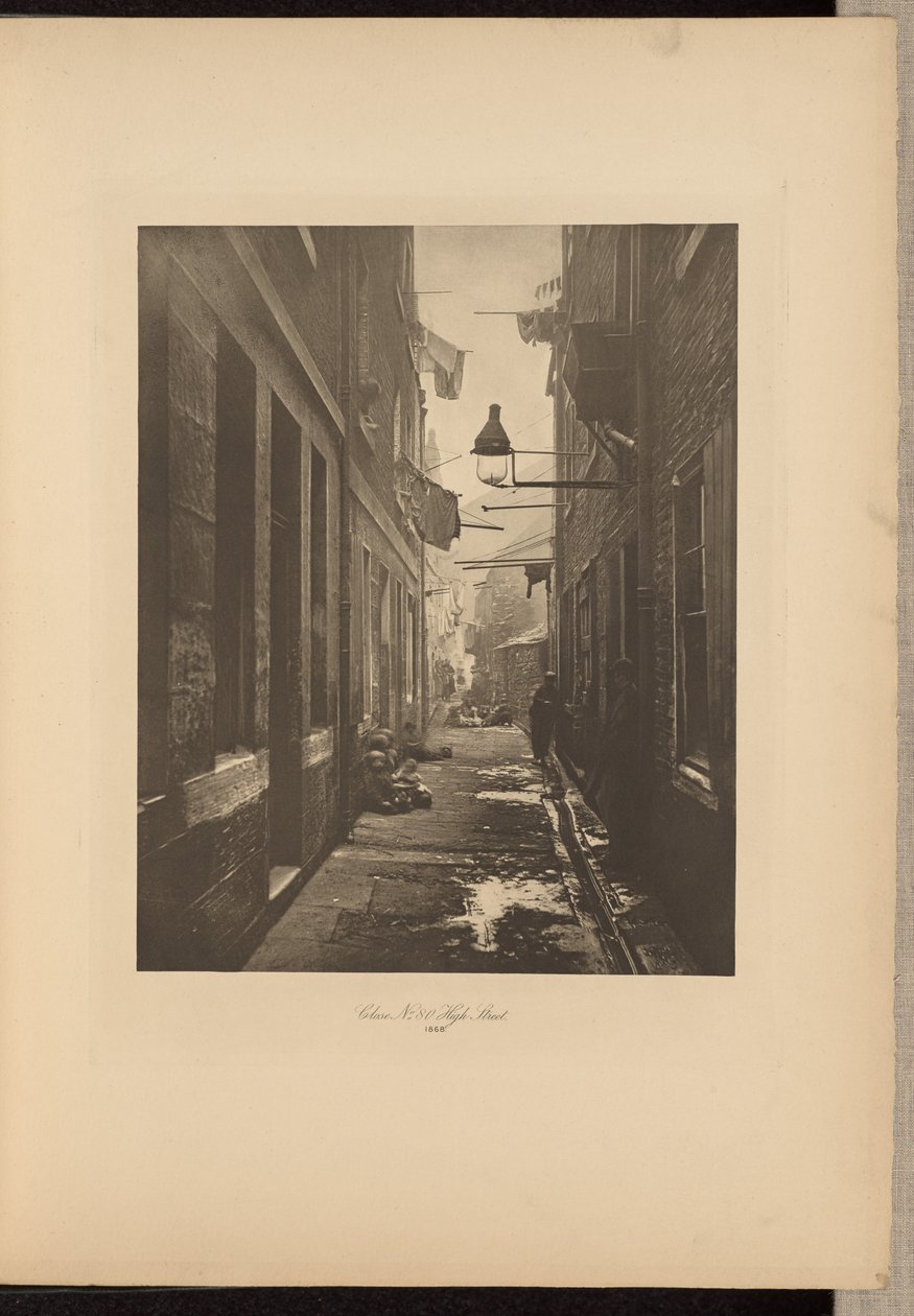 Close nr. 80 High Street door Thomas Annan