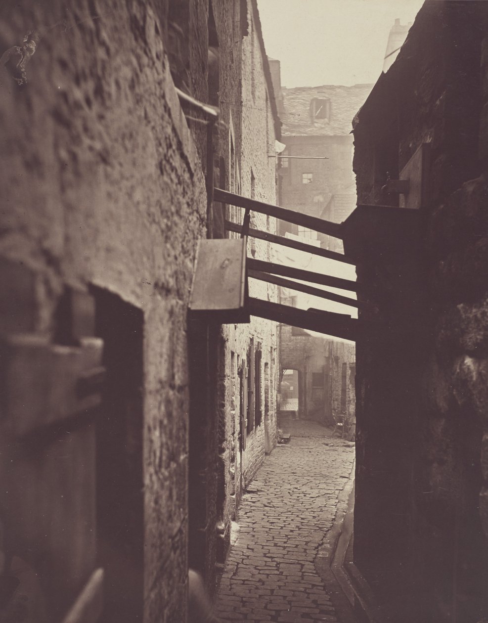 Close, nr. 83 High Street. door Thomas Annan