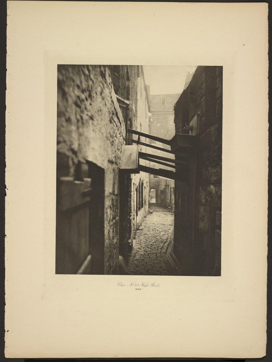 Close nr. 83 High Street door Thomas Annan