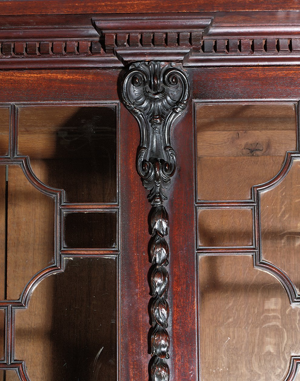 Een George III boekenkast met gebroken front door Thomas Chippendale