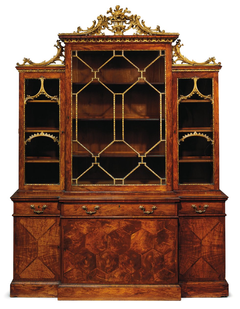 George II boekenkast met gebroken front door Thomas Chippendale