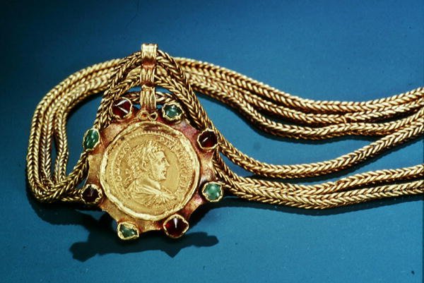 Munt uit het bewind van Caracalla gemonteerd op een hanger door Thracian