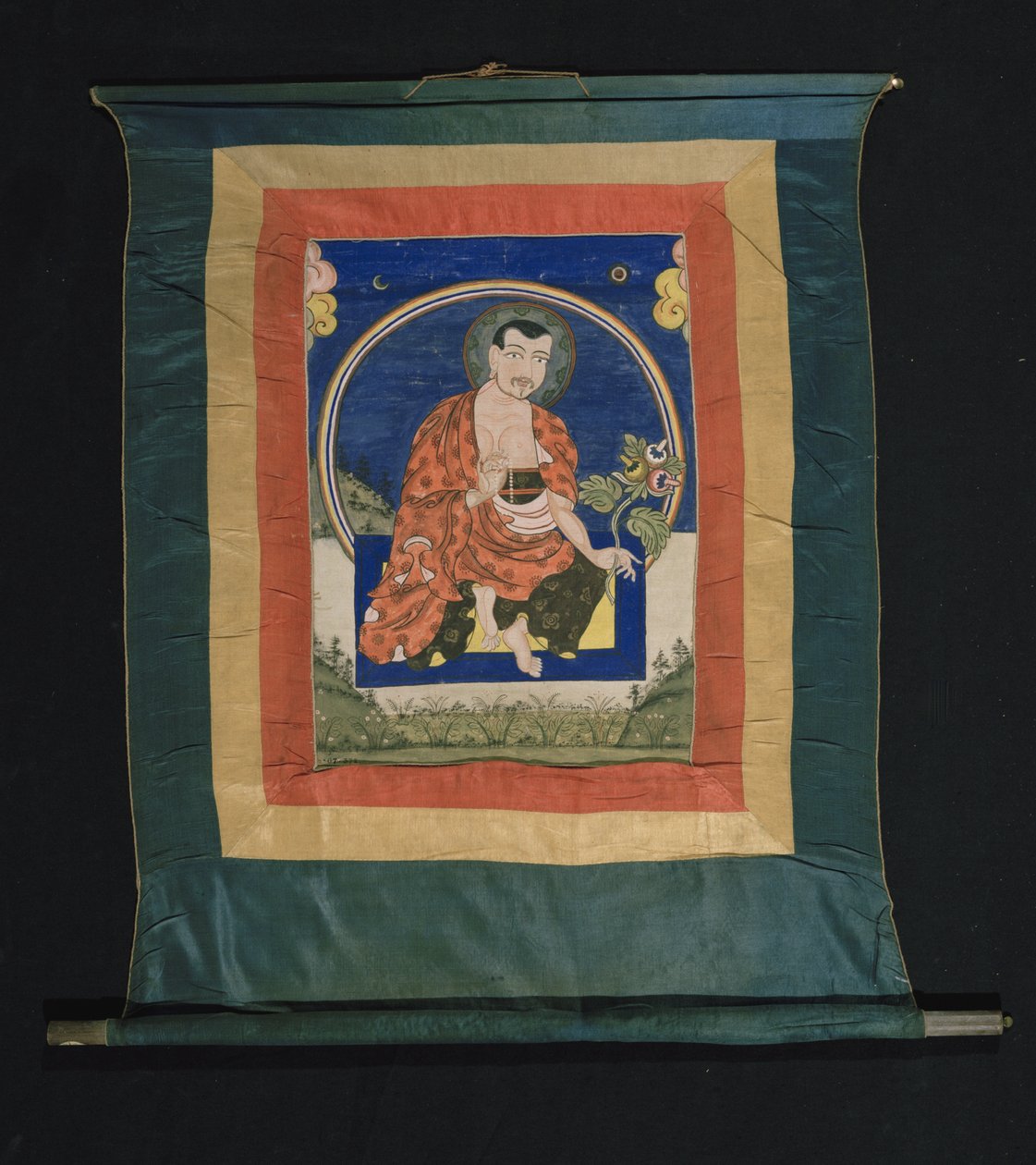 Thangka schilderij dat Arhat in monniksgewaden afbeeldt, met mala gebedskralen in zijn rechterhand en de steel van een plant met bladeren en drie bloemen in zijn linkerhand, 1700-1825 door Tibetan School