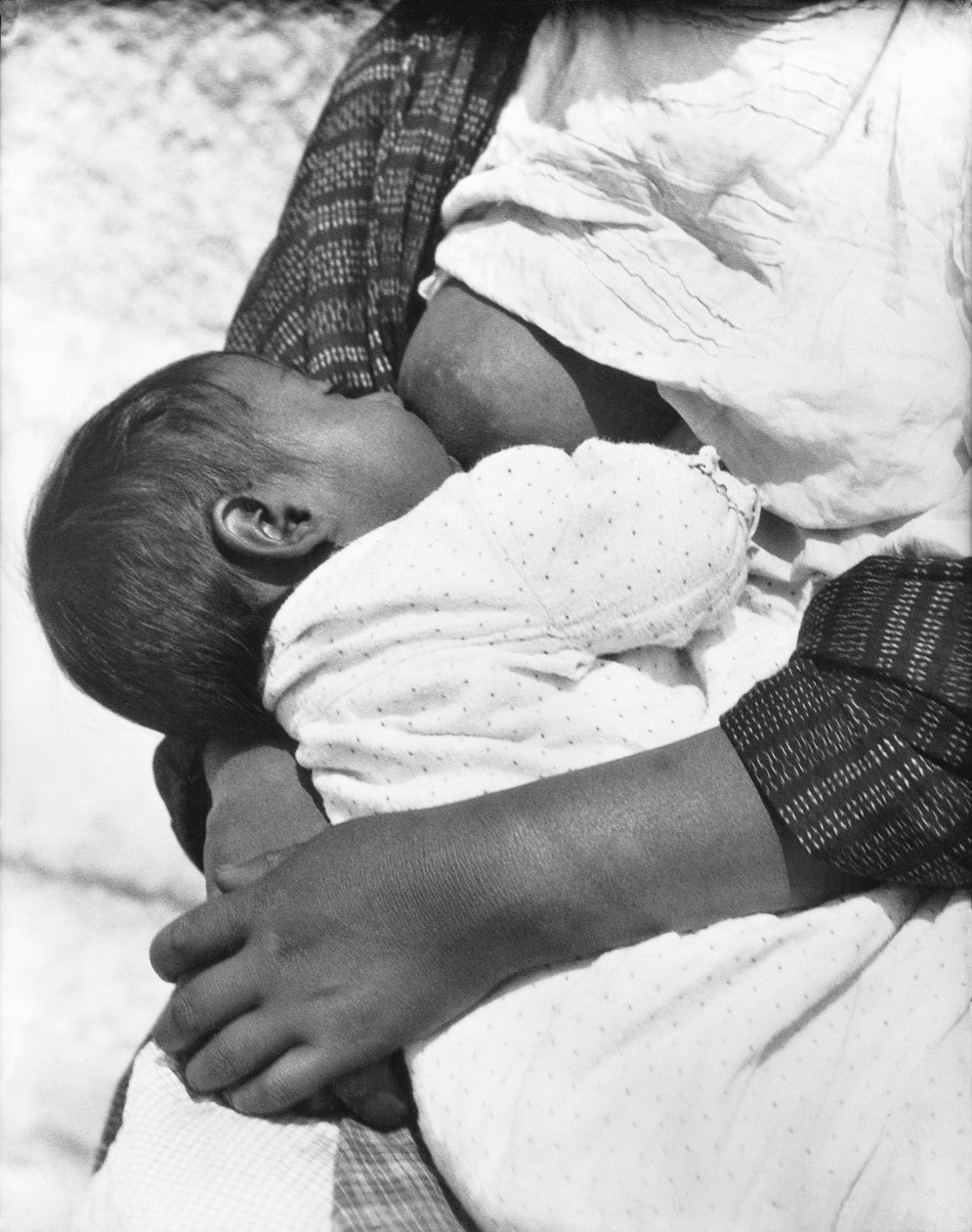 Baby die borstvoeding krijgt (Conchita met haar moeder Luz Jimenez), Mexico-Stad, 1926 door Tina Modotti