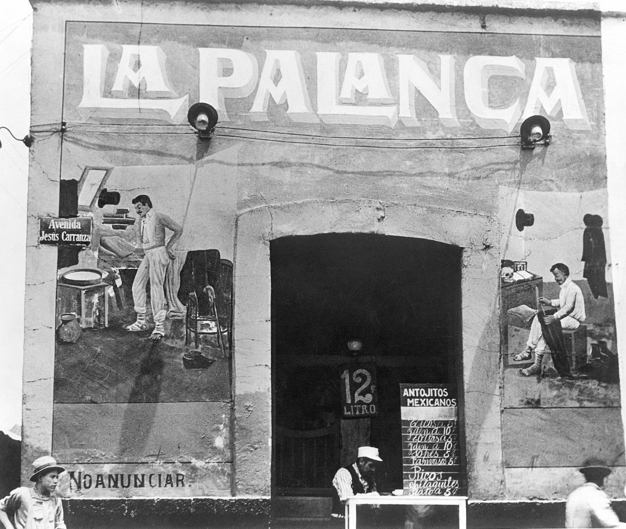 La Palanca (Pulqueria, Avenida Jesus Carranza), Mexico-Stad, c.1927 door Tina Modotti