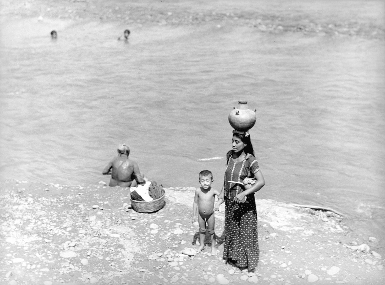 Wassen bij de Rivier nabij Tehuantepec, Mexico door Tina Modotti