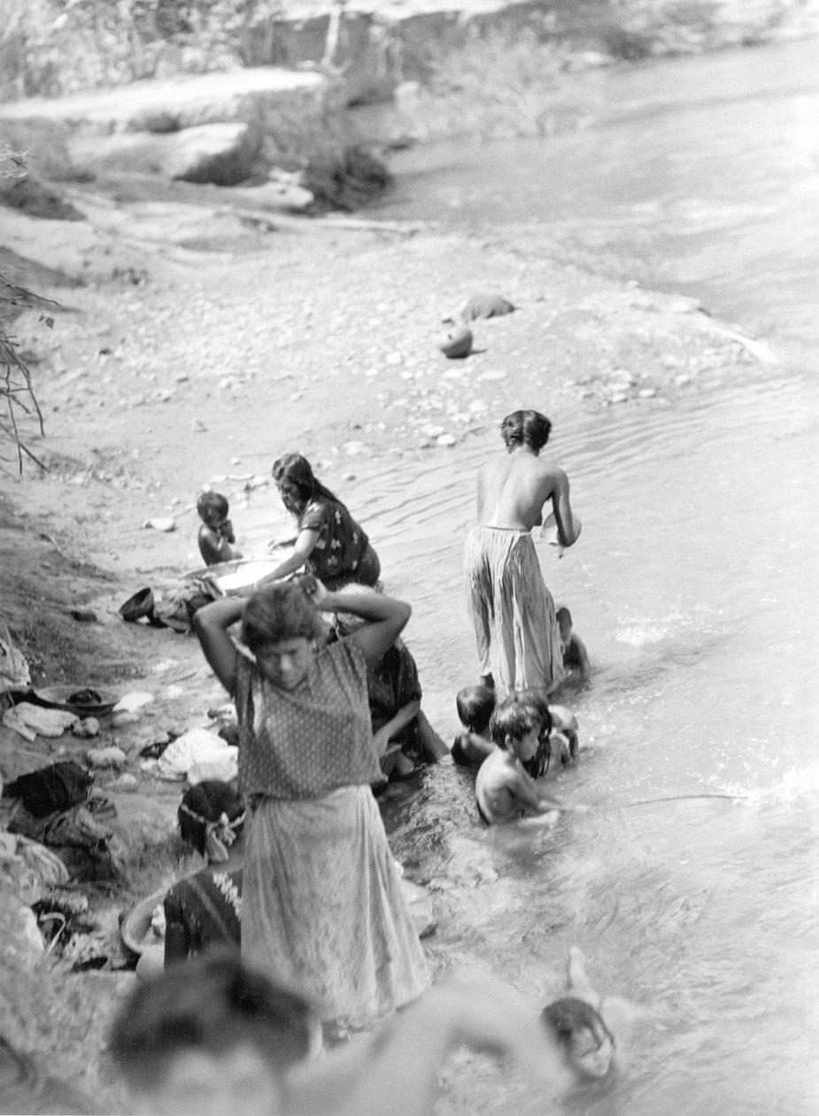 Wassen bij de Rivier nabij Tehuantepec, Mexico, 1929 door Tina Modotti