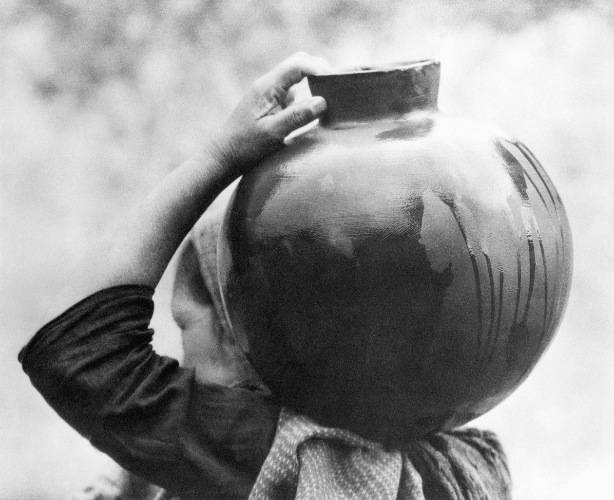 Vrouw met Olla, Mexico, ca. 1927 door Tina Modotti