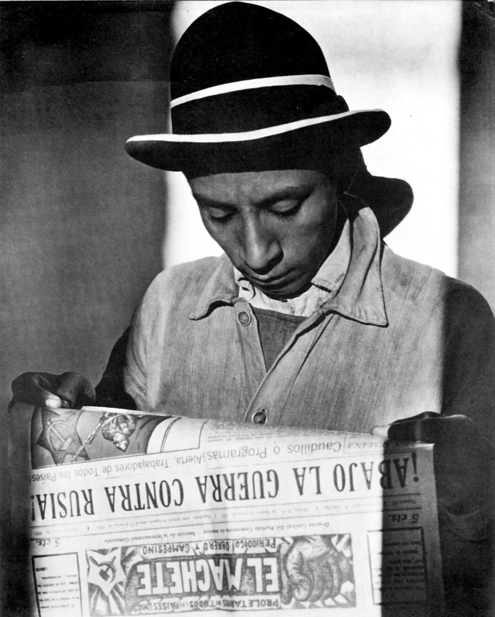 Arbeider leest El Machete, Mexico-Stad, 1925 door Tina Modotti