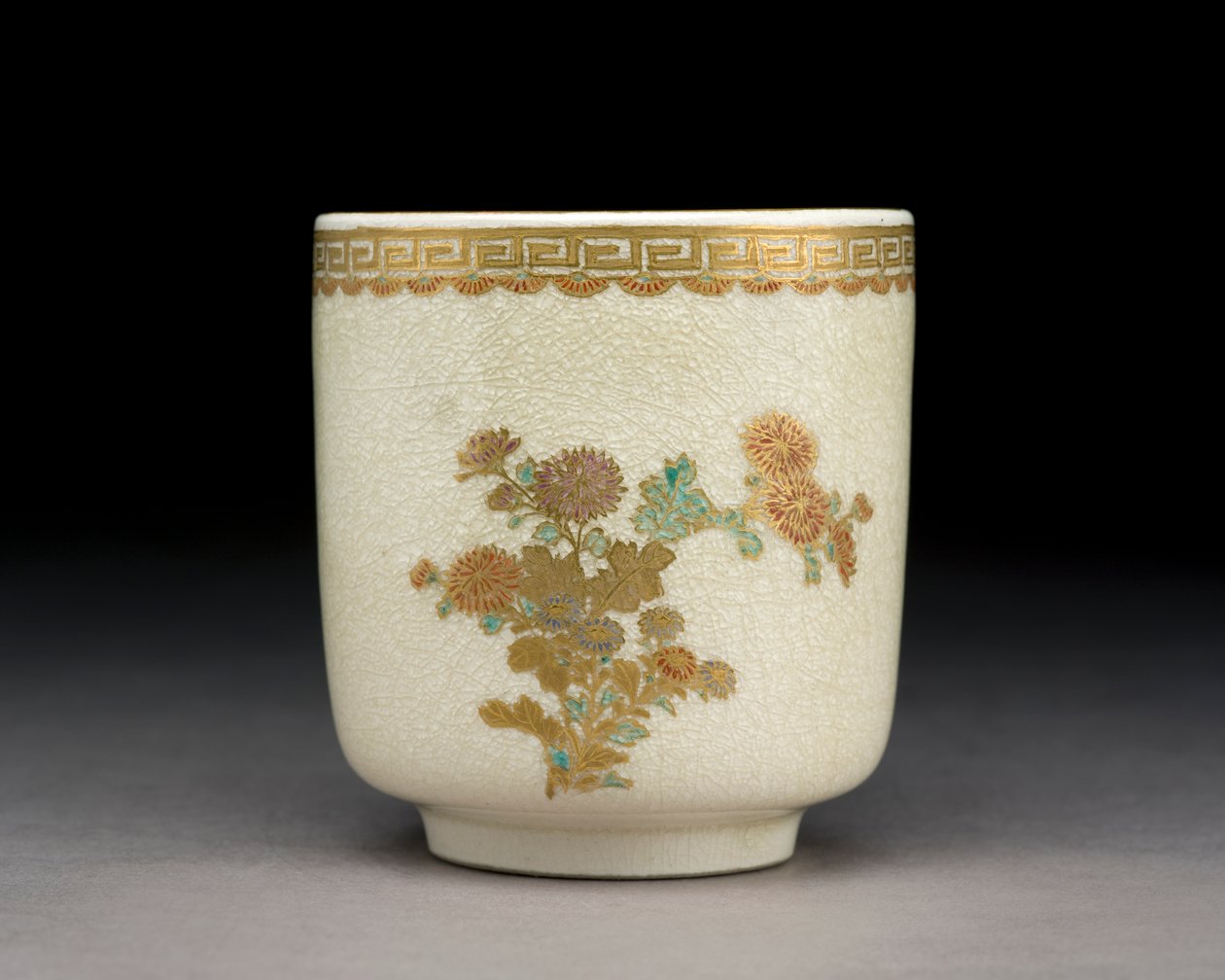 Kopje met chrysanten, Kumamoto-oven, Meiji-periode, ca. 1900 door Tokozan