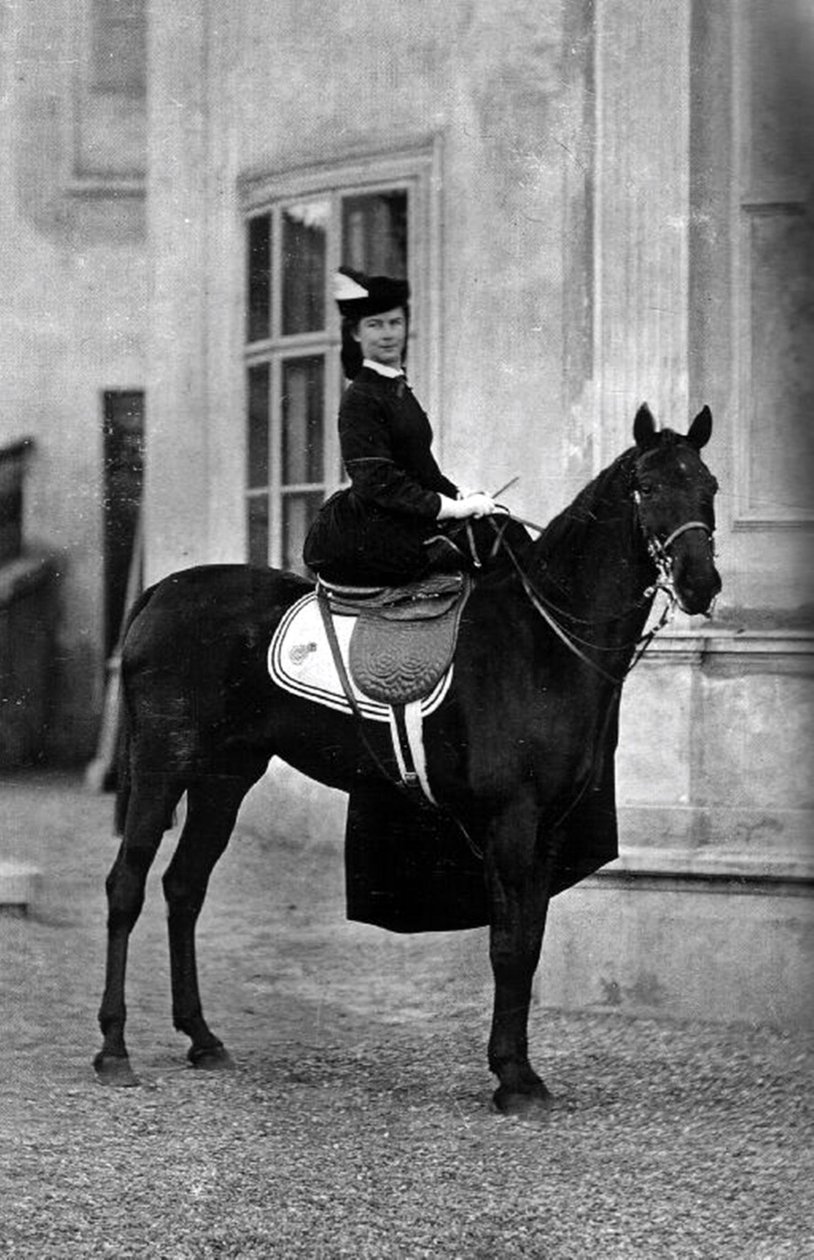 De Keizerin van Oostenrijk Elisabeth Amelie Eugenie van Wittelsbach, genaamd Sissi, in 1896 in Biarritz door Unbekannt Unbekannt