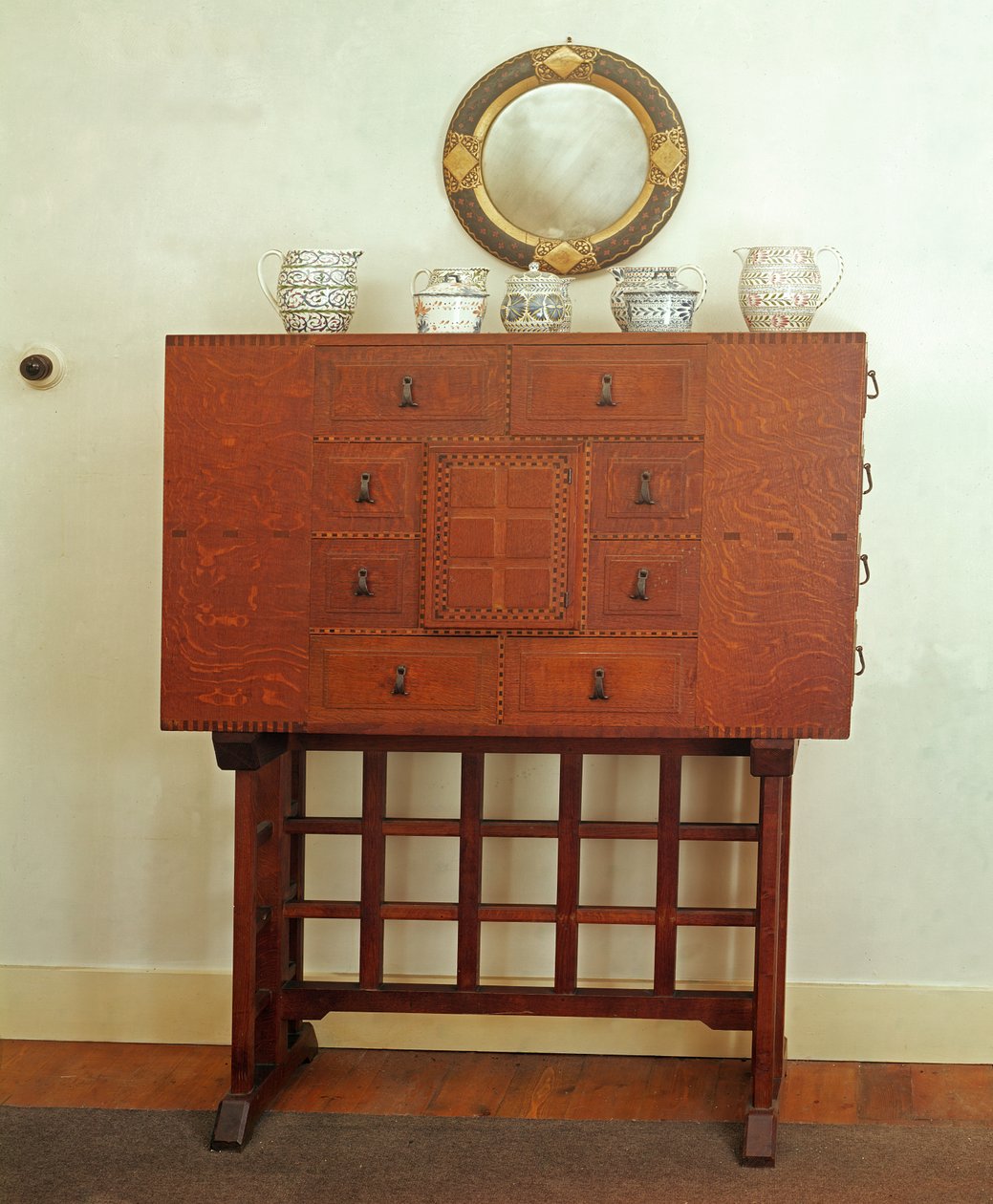 Kast op standaard ontworpen door Sidney Barnsley 1865-1926 ca. 1910 door Unbekannt Unbekannt