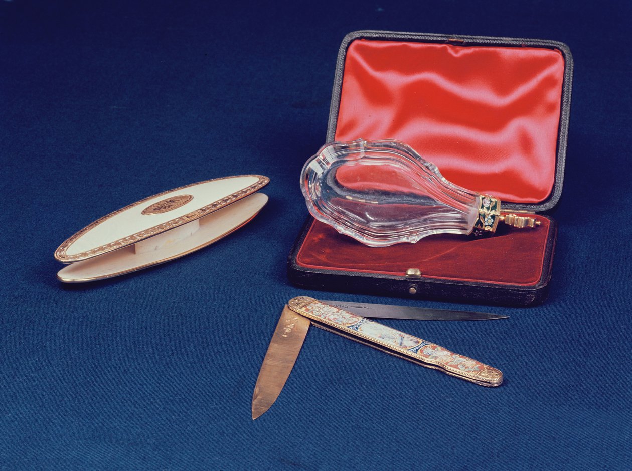 Gouden en goud-gemonteerde geurflacon; shuttle en sluitmes, Frans, ca. 1750 door Unbekannt Unbekannt