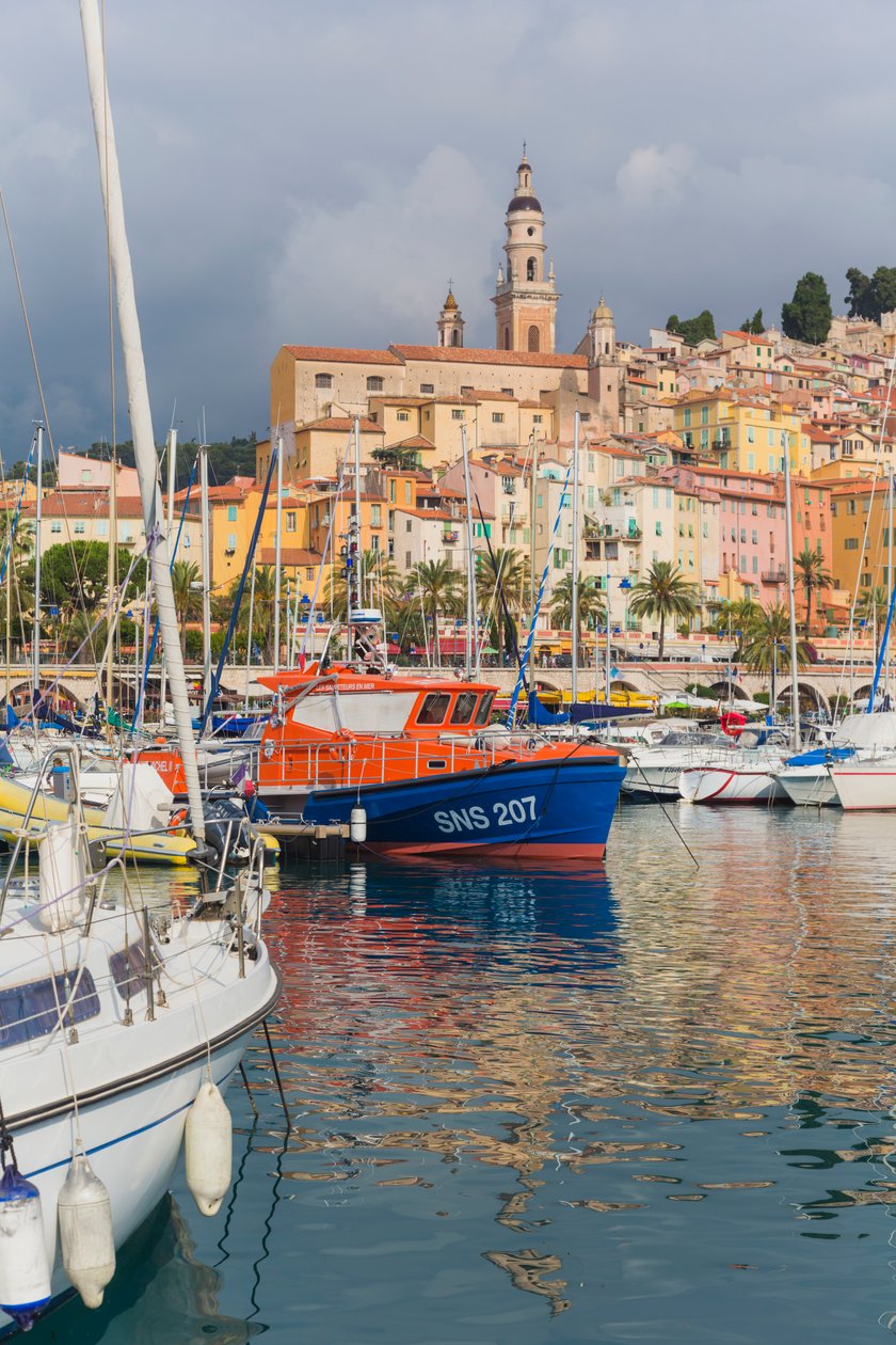 Menton, Frankrijk. Uitzicht over de haven naar de stad. door Unbekannt Unbekannt
