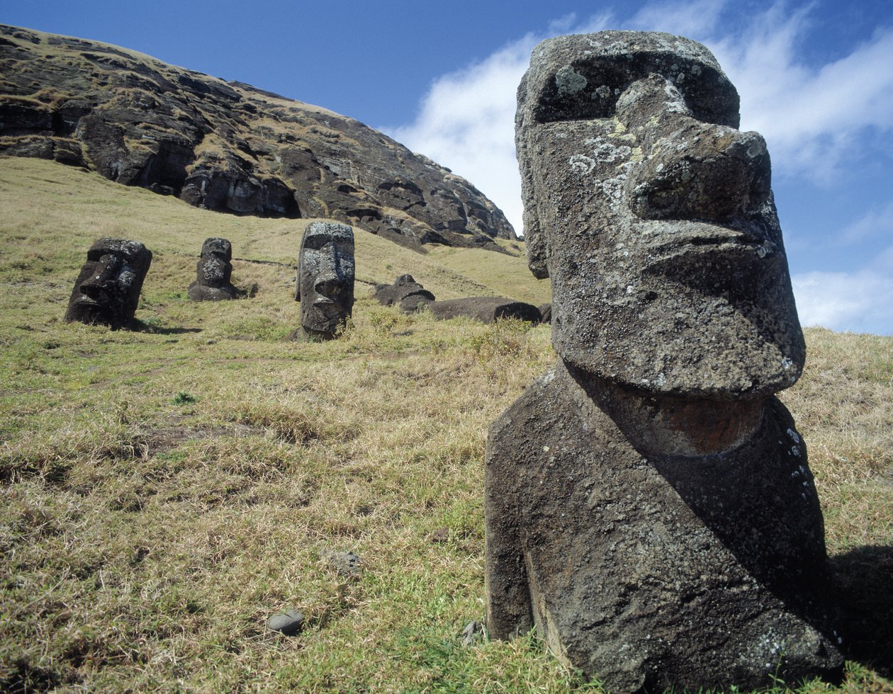 Monolithische Beelden bij de Rano Raraku Steengroeve, ca. 1000-1600 door Unbekannt Unbekannt