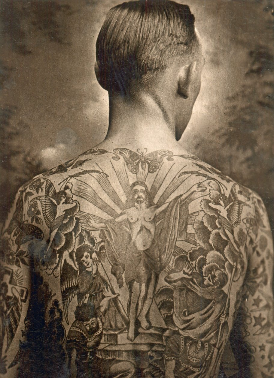 Portret van een getatoeëerde man door Unbekannt Unbekannt