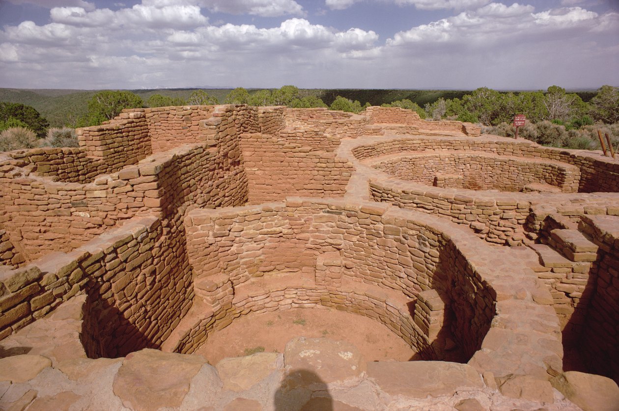 Uitzicht op Pueblo Indian Kivas, gebouwd 11e-14e eeuw door Unbekannt Unbekannt