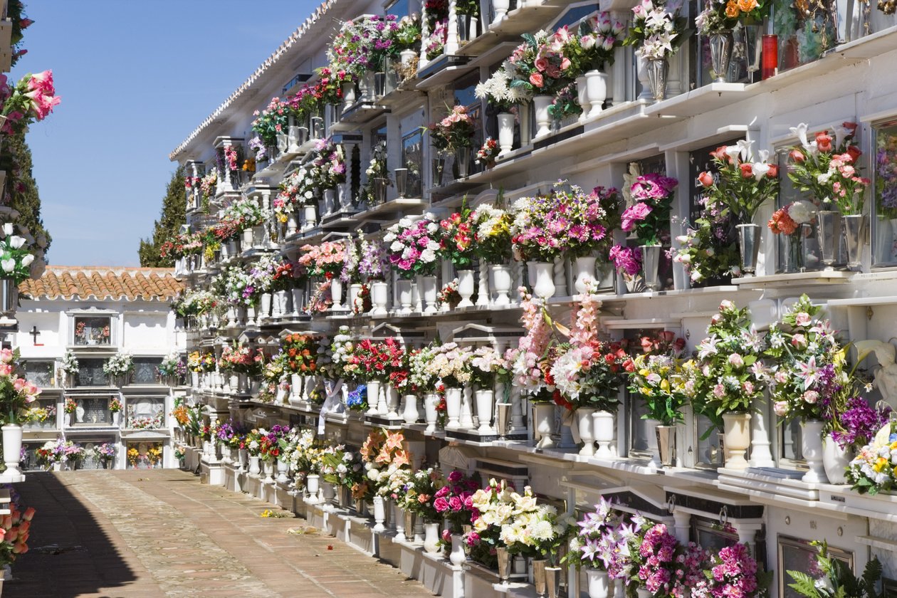 Uitzicht op de begraafplaats door Unbekannt Unbekannt