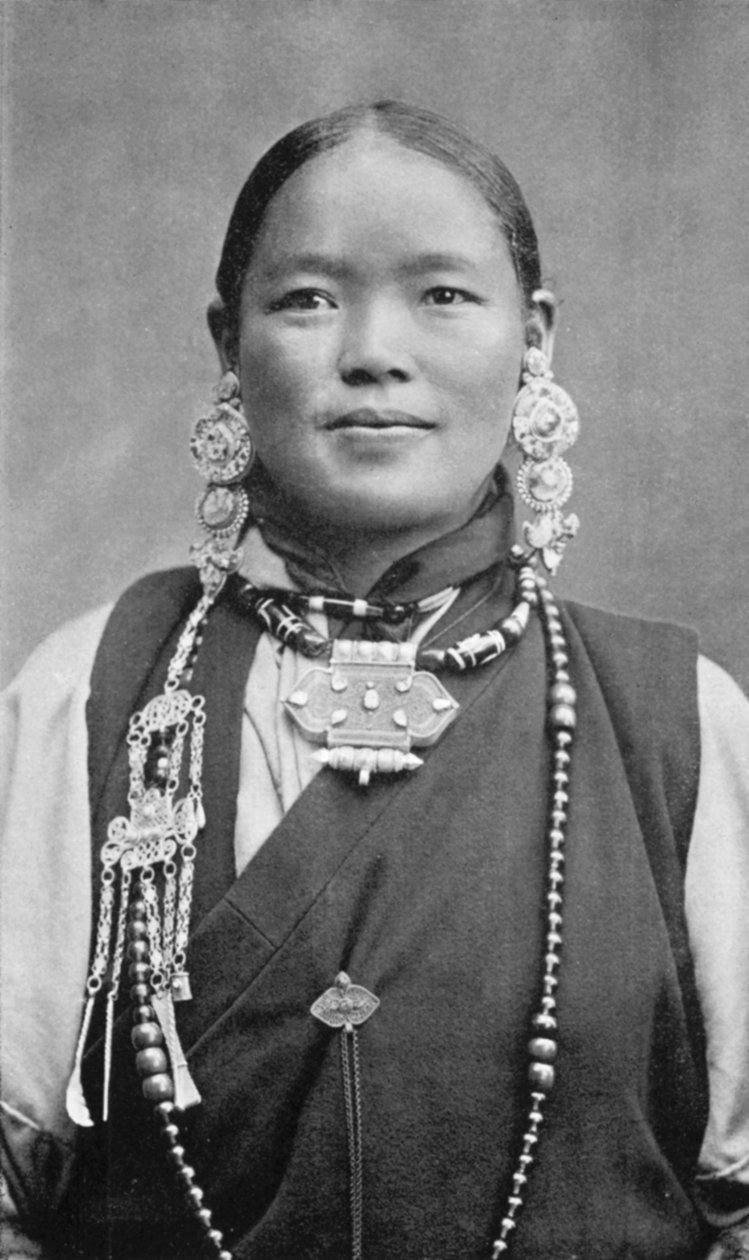 Een Bhutia vrouw, ca. 1910 door Unbekannt