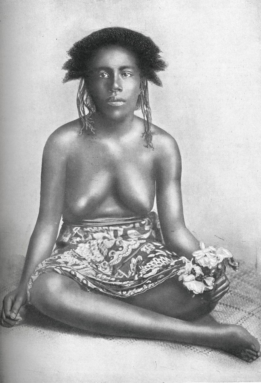Een vrouw van de Solomon-eilanden in inheemse kleding, 1902 door Unbekannt
