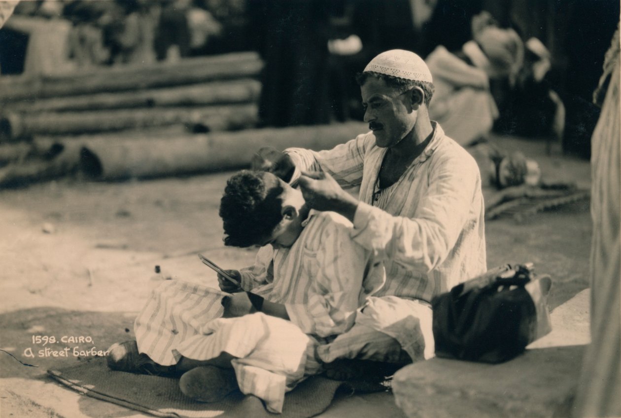 Een straatkapper, Caïro, Egypte, 1936 door Unbekannt