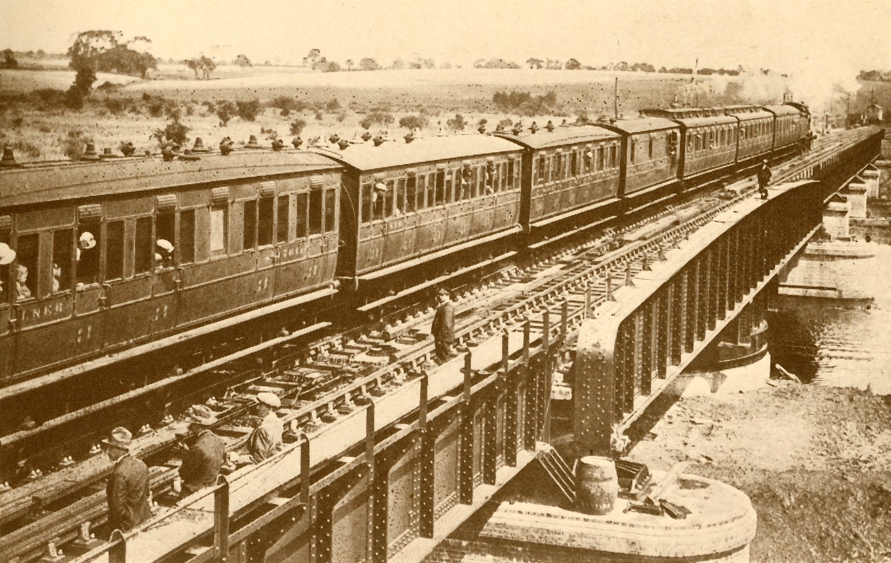 Een Trein die Over de Brug Gaat, ca. 1930 door Unbekannt