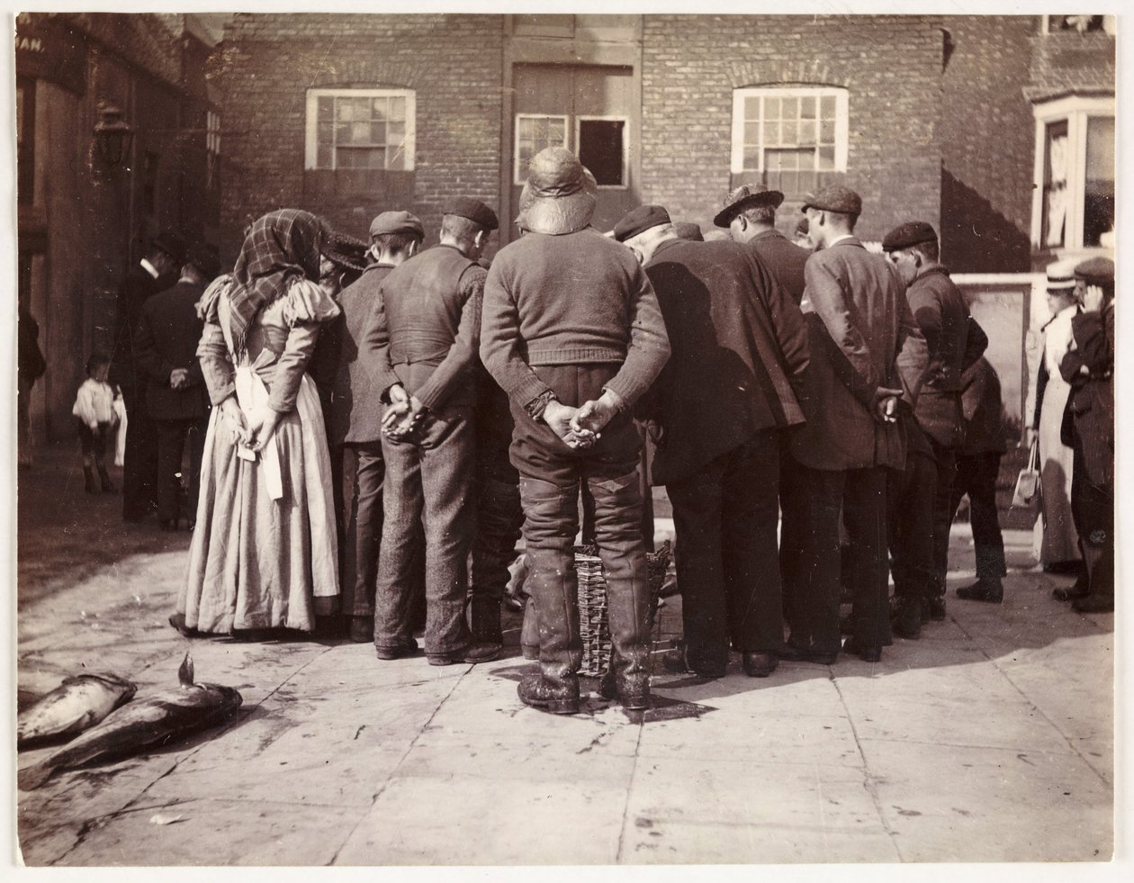 Een visveiling, ca. 1905 door Unbekannt