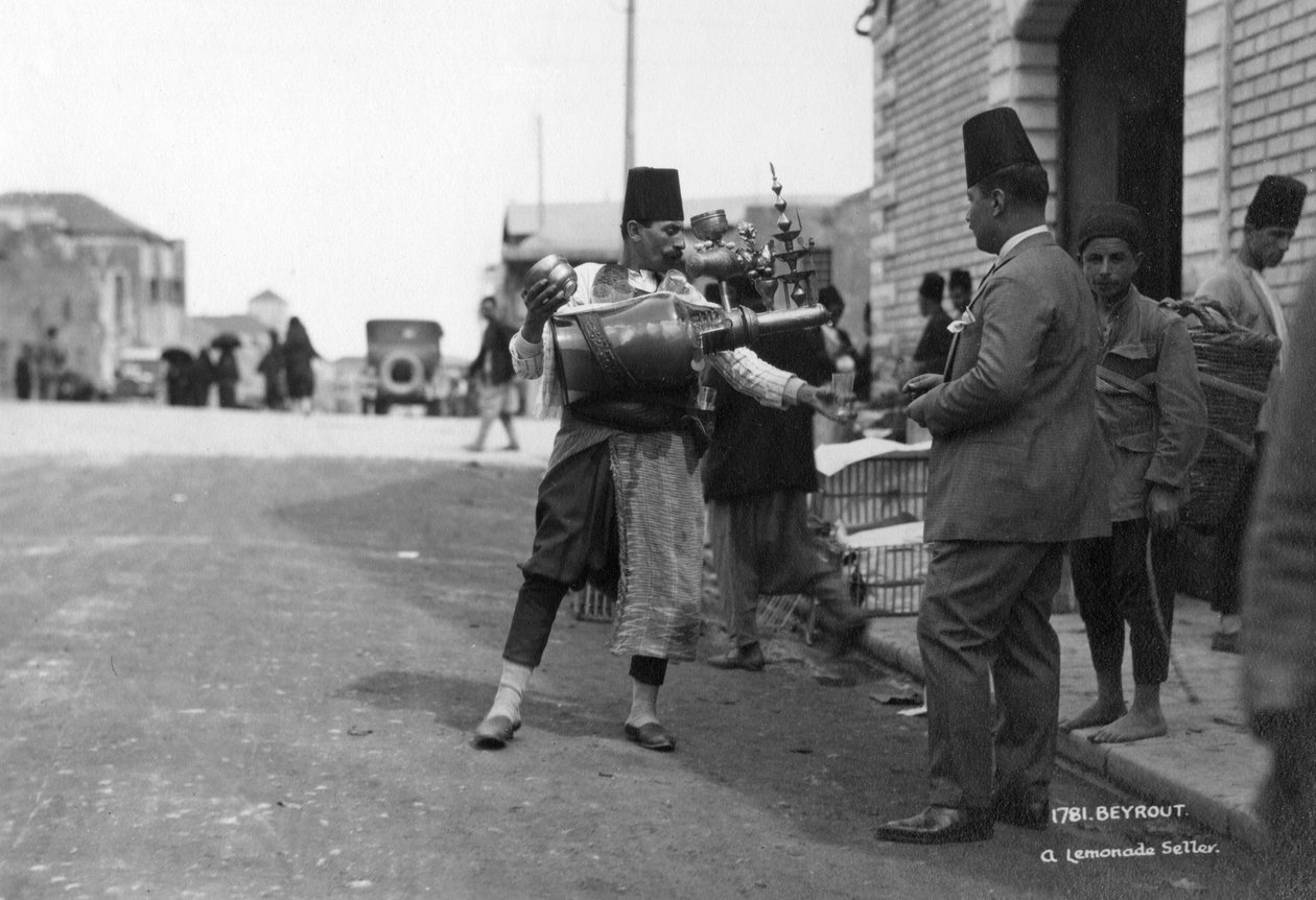 Een limonadeverkoper, Beiroet, Libanon, ca. 1920s-1930s door Unbekannt