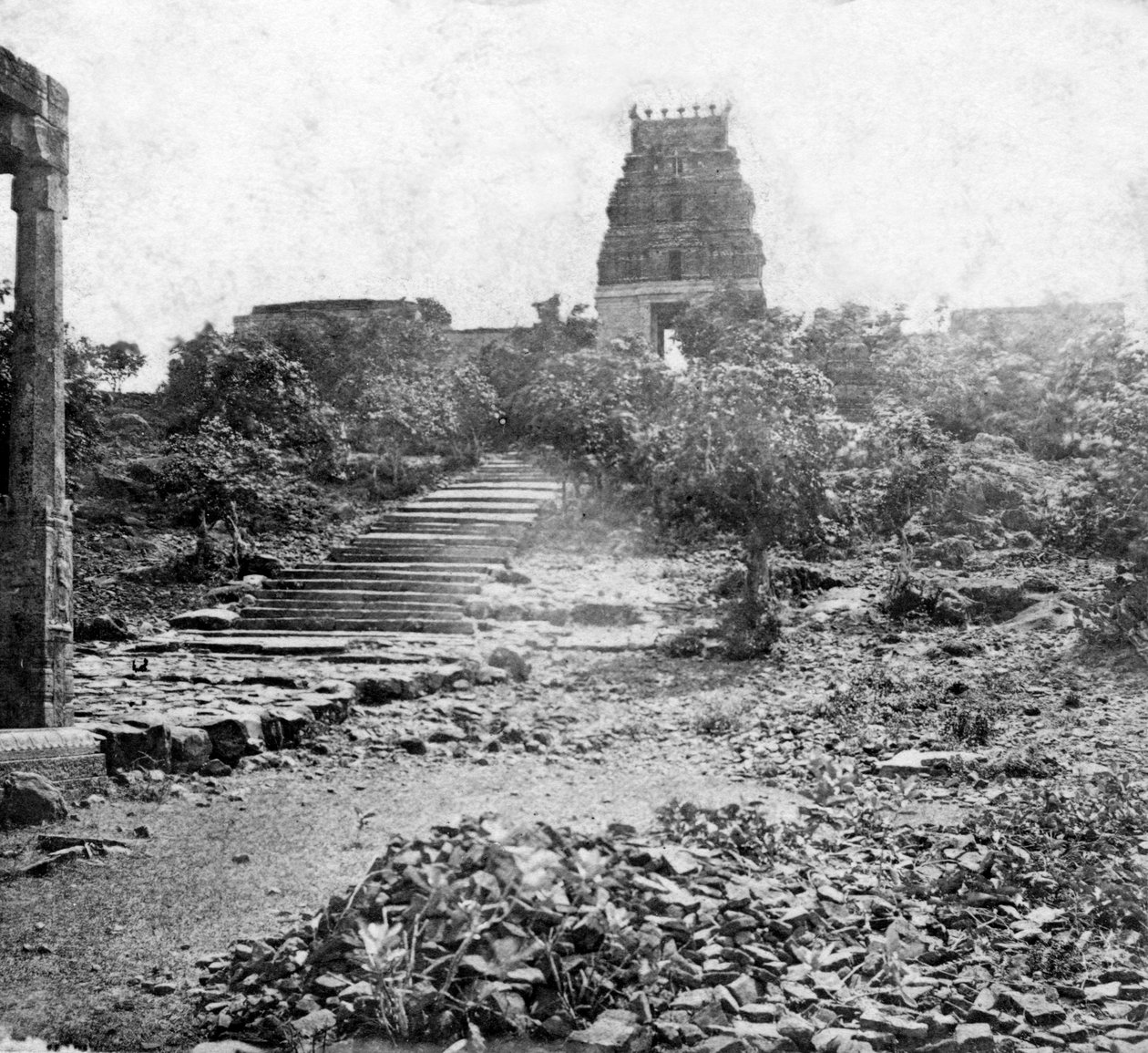 Een verwoest tempel nabij Madras, India, 1874 door Unbekannt