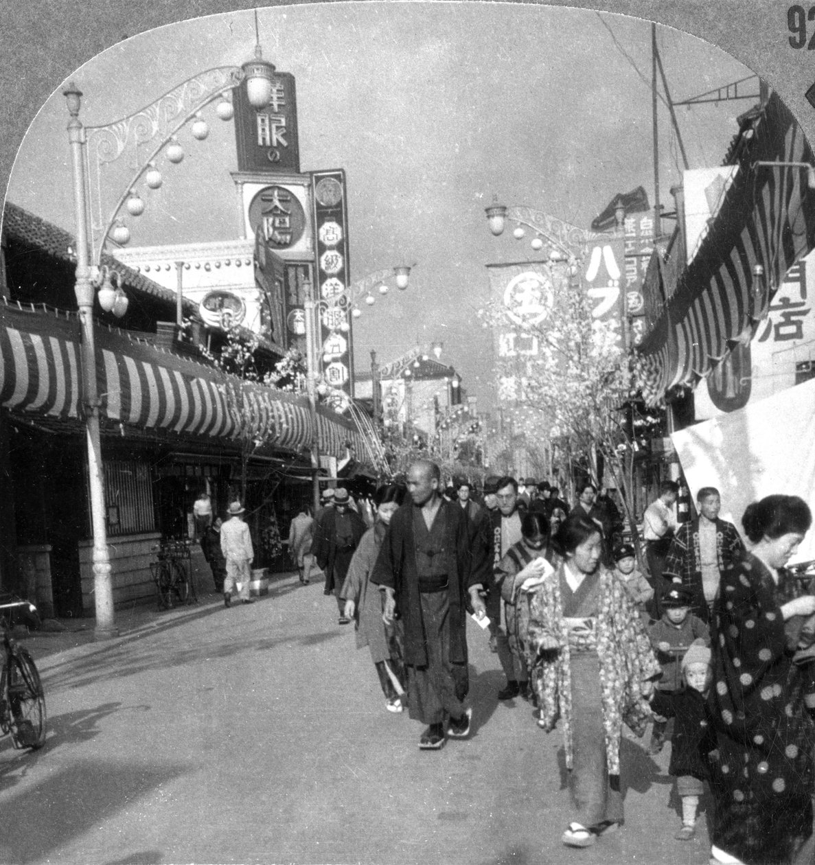 Een straat in Yokohama, Japan, 1900s door Unbekannt