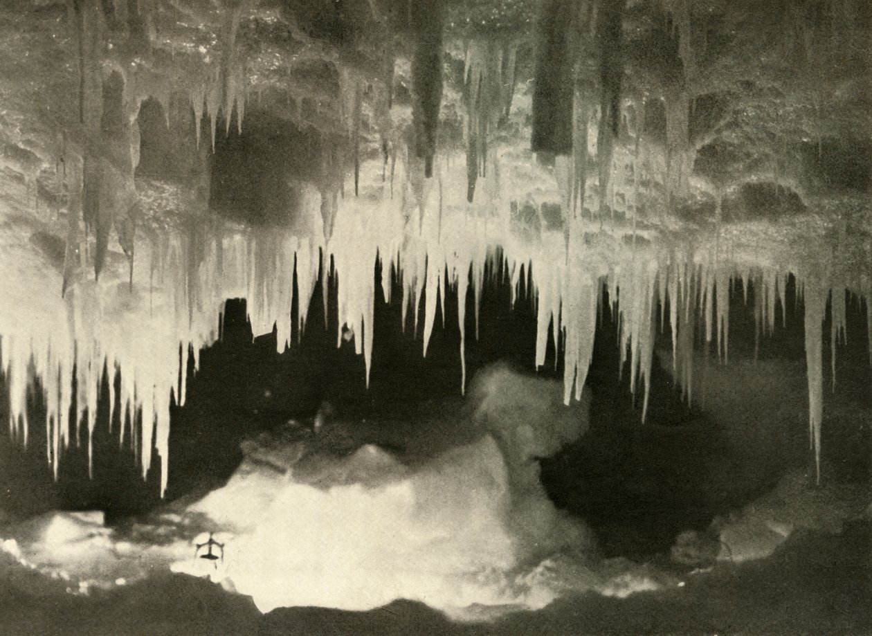 Een ijsgrot in de winter, ca. 1908, 1909 door Unbekannt