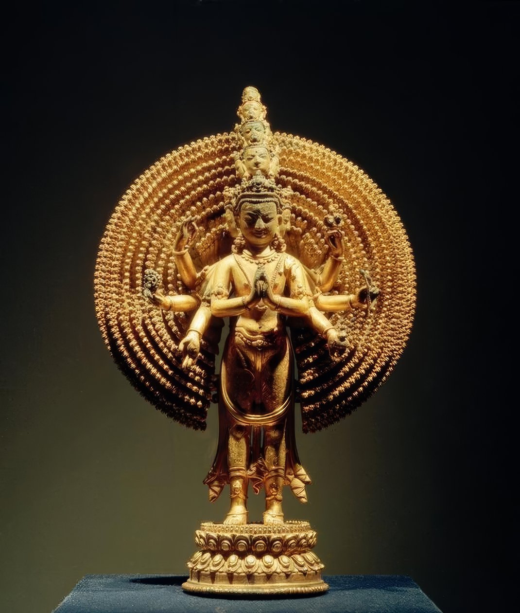 Avalokitesvara / Beeldhouwwerk, 14e eeuw door Unbekannt