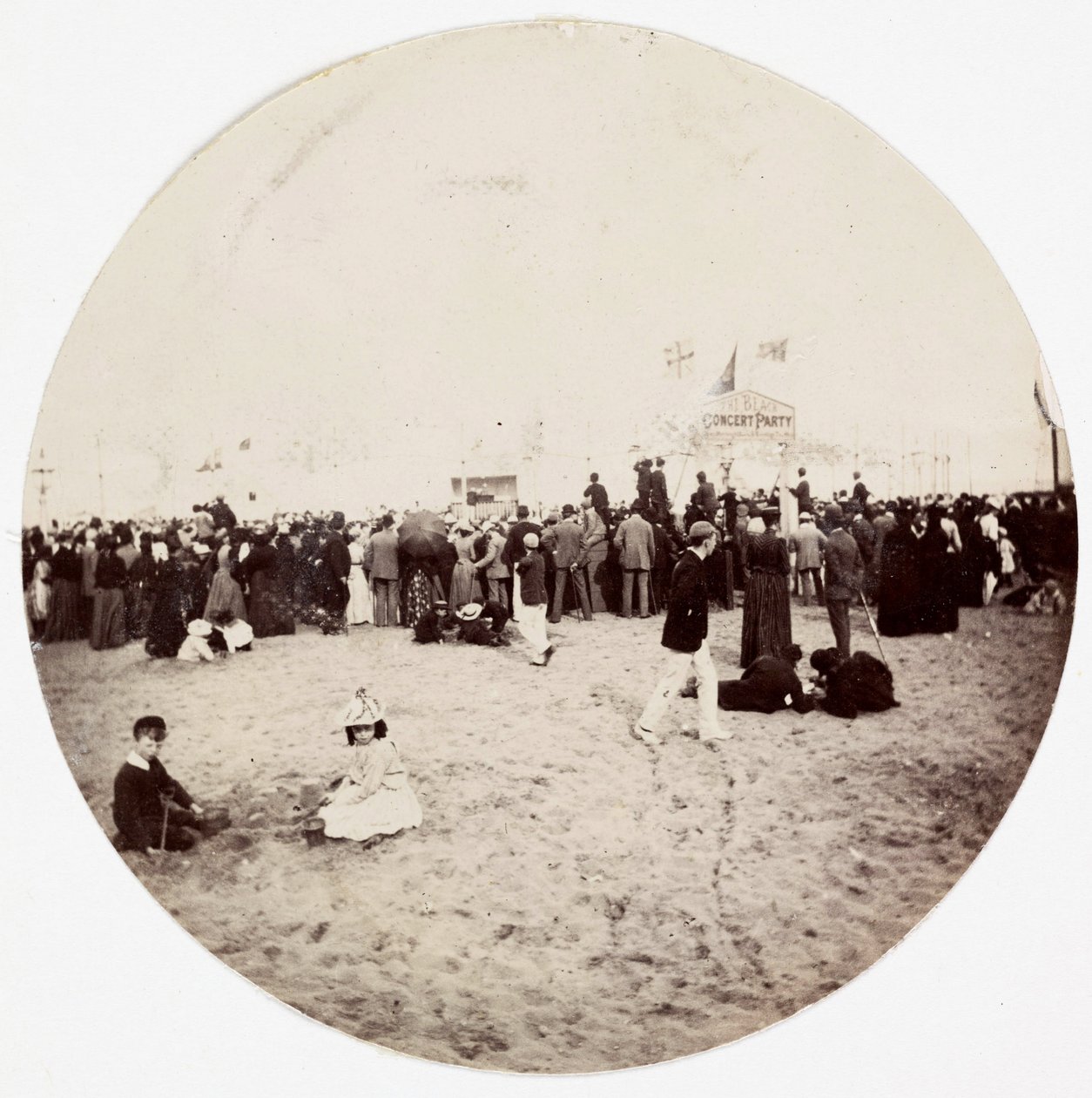 Strandvermaak, ca. 1890 door Unbekannt