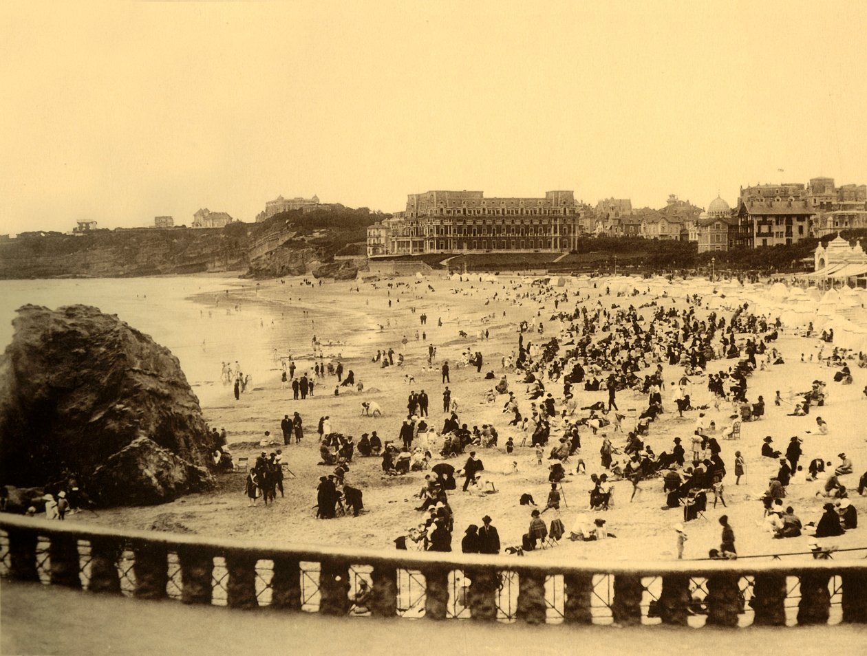 Biarritz - A la Grande Plage, ca. 1930 door Unbekannt