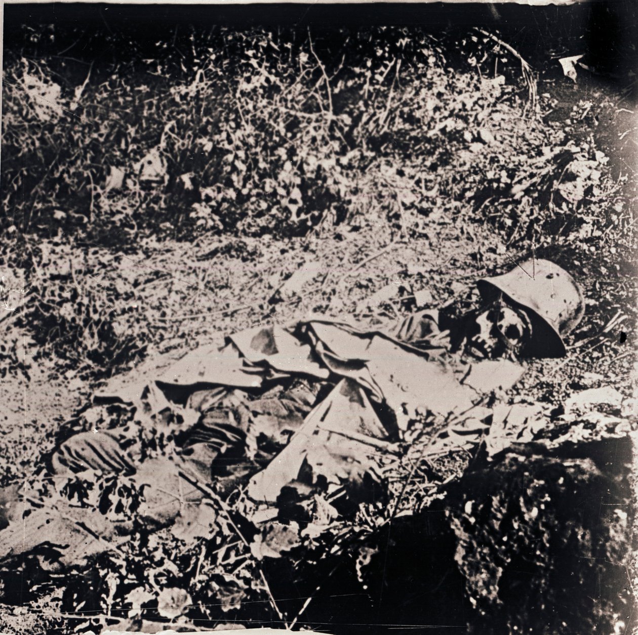 Lichaam van dode Duitse soldaat, c1914-c1918 door Unbekannt