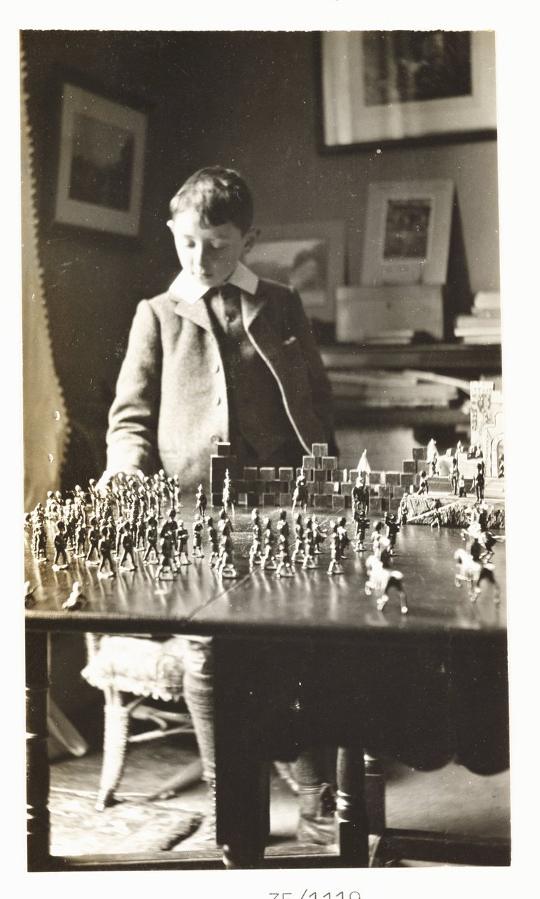 Jongen die met speelgoed soldaten speelt, ca. 1912 door Unbekannt