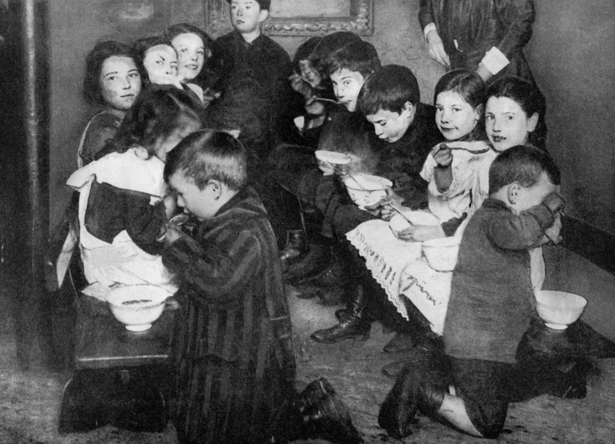Kinderen in een gemeenschappelijke keuken, Londen, 1917 door Unbekannt
