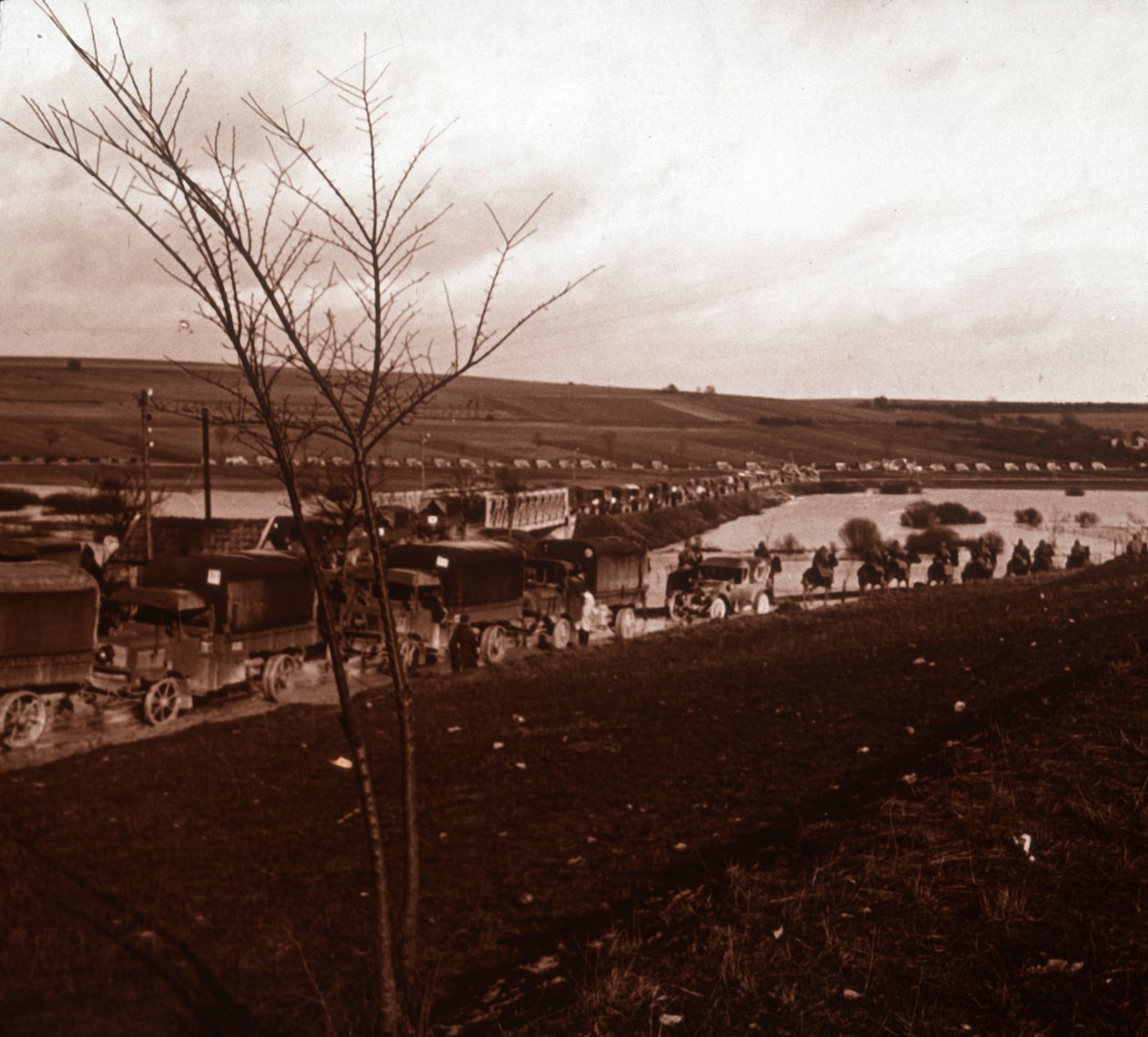 Kolom van vrachtwagens, Verdun, Noord-Frankrijk, ca. 1914-ca. 1918 door Unbekannt