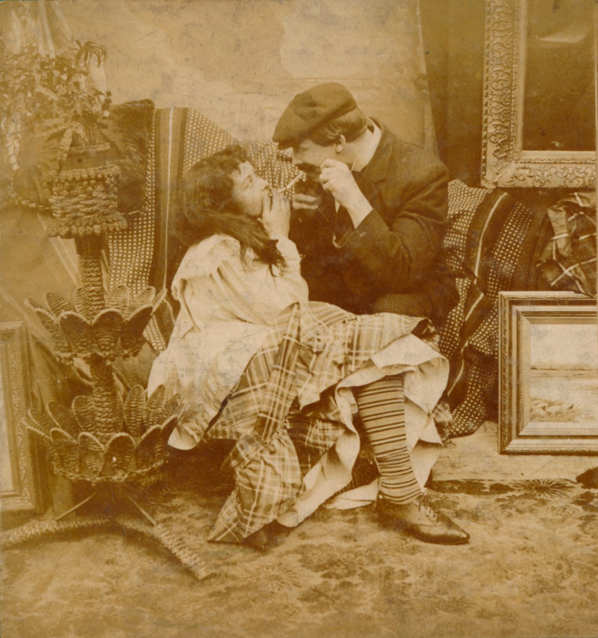 Koppel dat een sigaret van elkaar aansteekt, 1900 door Unbekannt