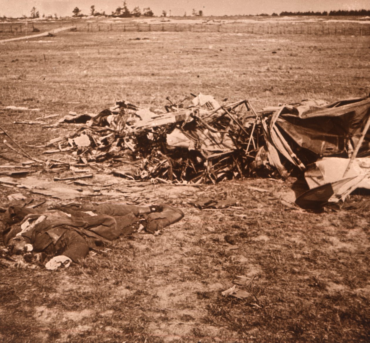 Neergestort vliegtuig, Sainte-Marie-à-Py, Noord-Frankrijk, c1914-c1918 door Unbekannt