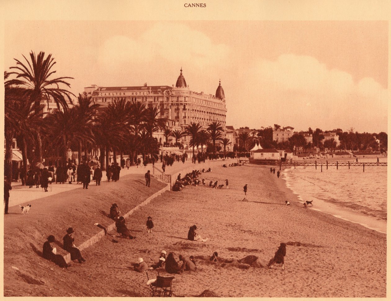 Croisette Promenade - Strand en Casino, Cannes, 1930 door Unbekannt