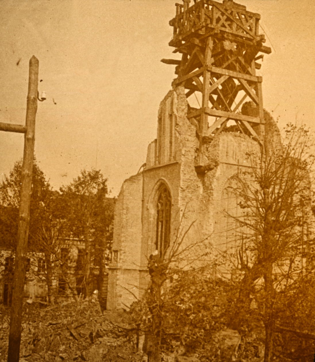 Beschadigde kerk, ca. 1914-ca. 1918 door Unbekannt