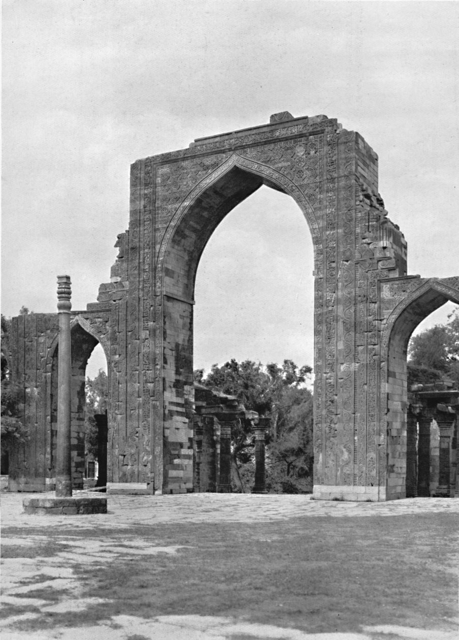 Delhi. Poort van de Kutub Moskee, ca. 1910 door Unbekannt