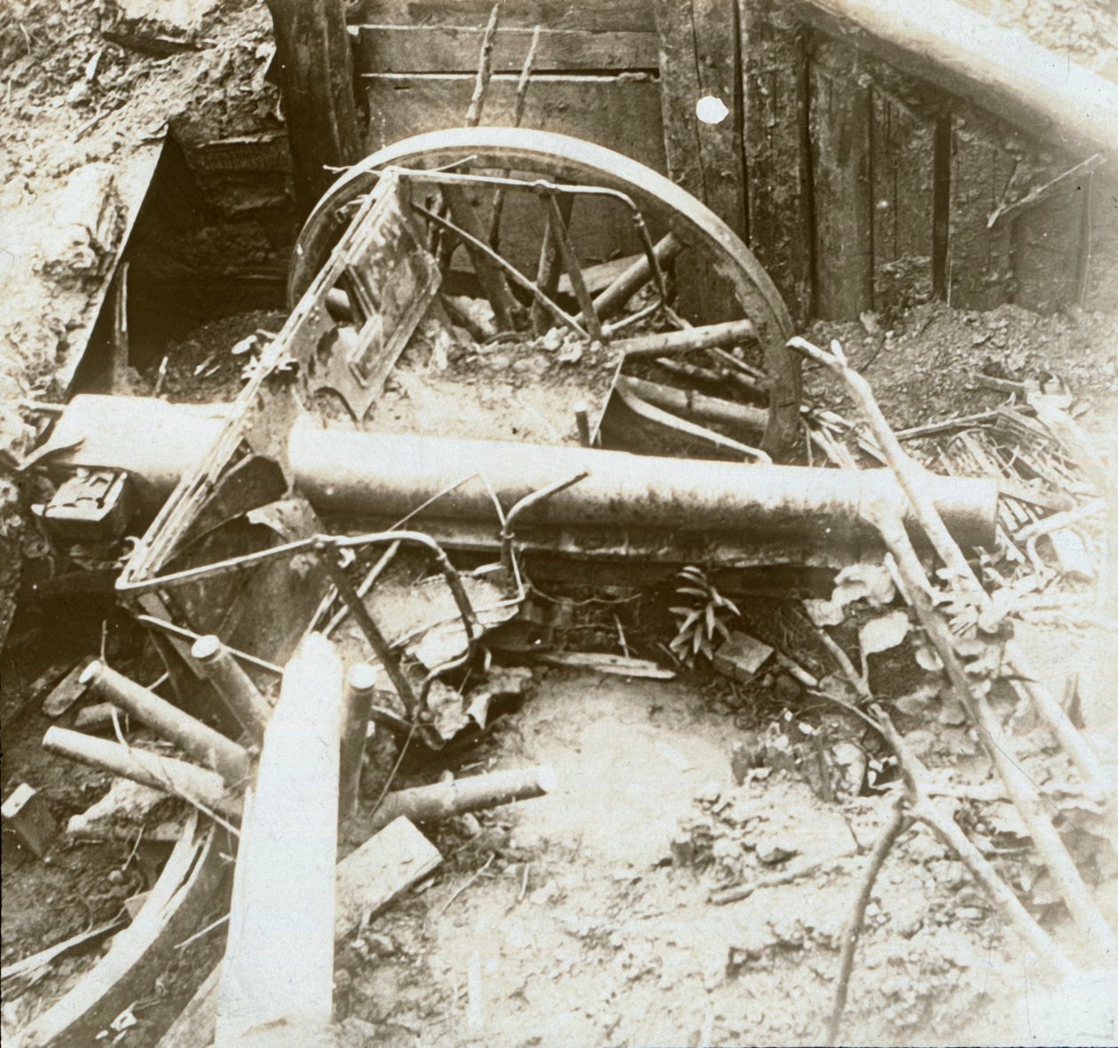 Vernietigd 7.7 veldkanon, IJzer, België, ca. 1914-1918 door Unbekannt
