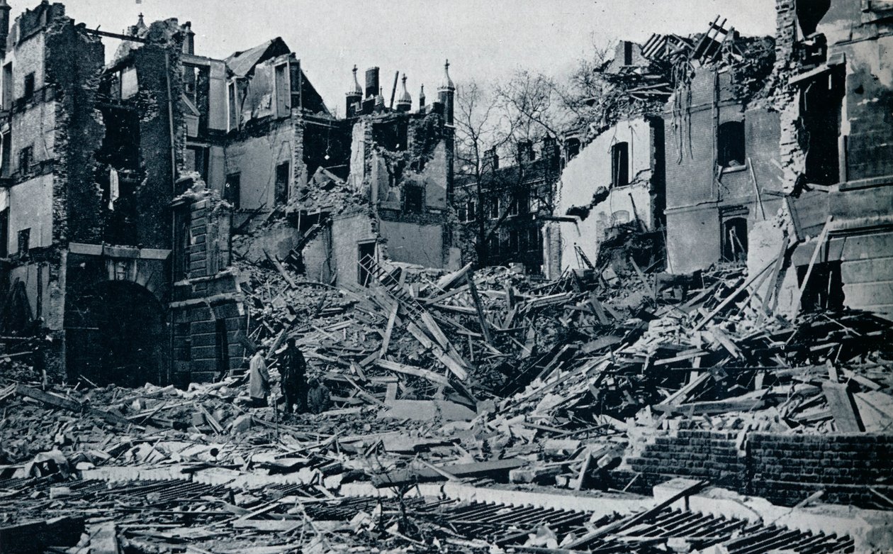 Verwoeste gebouwen, vanuit de binnentuin van de Tempel, 1941 door Unbekannt